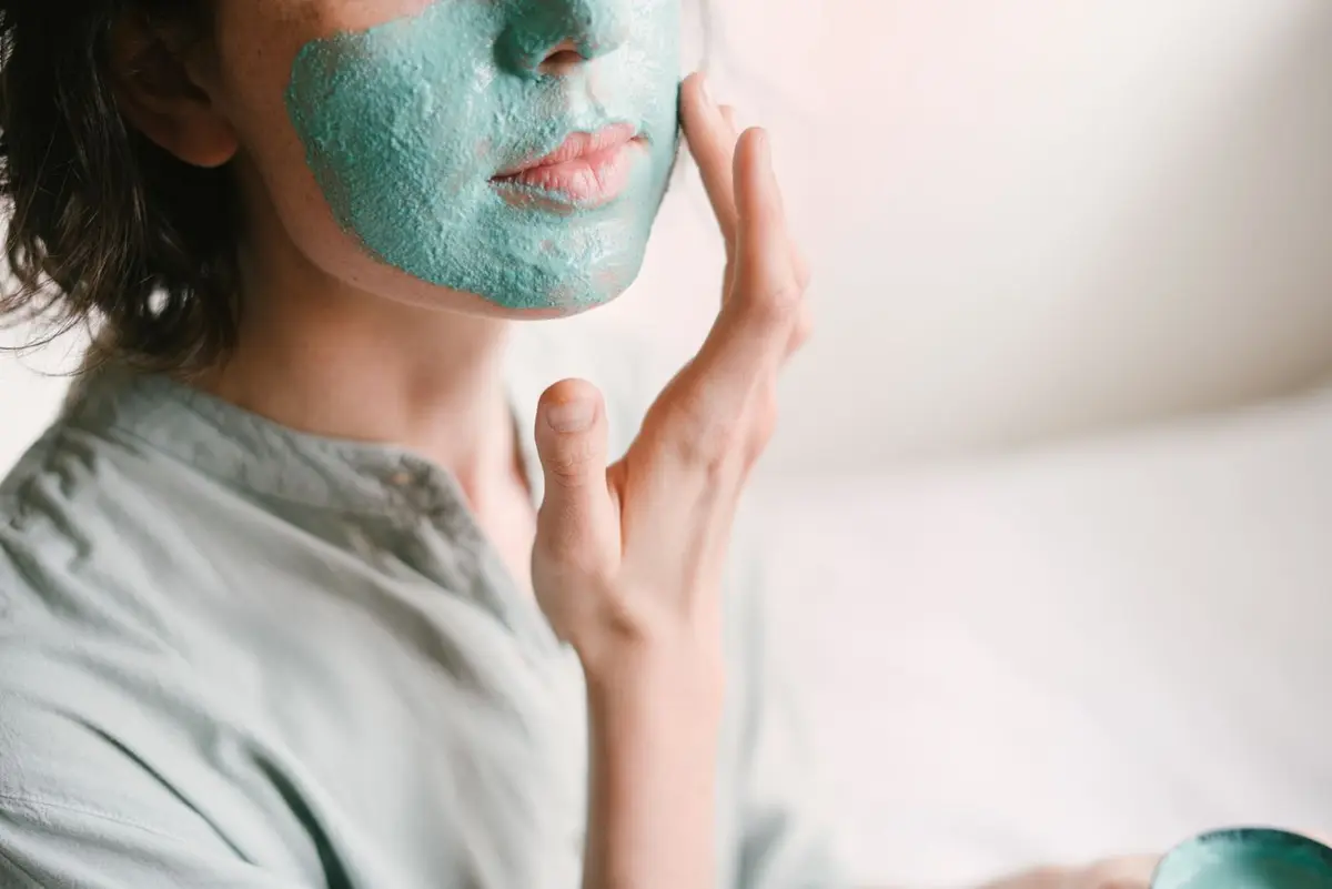 Rutina de cuidado facial para una piel luminosa