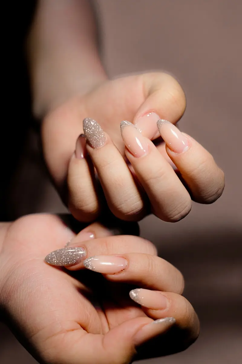 Manicura elegante realizada en un salón profesional