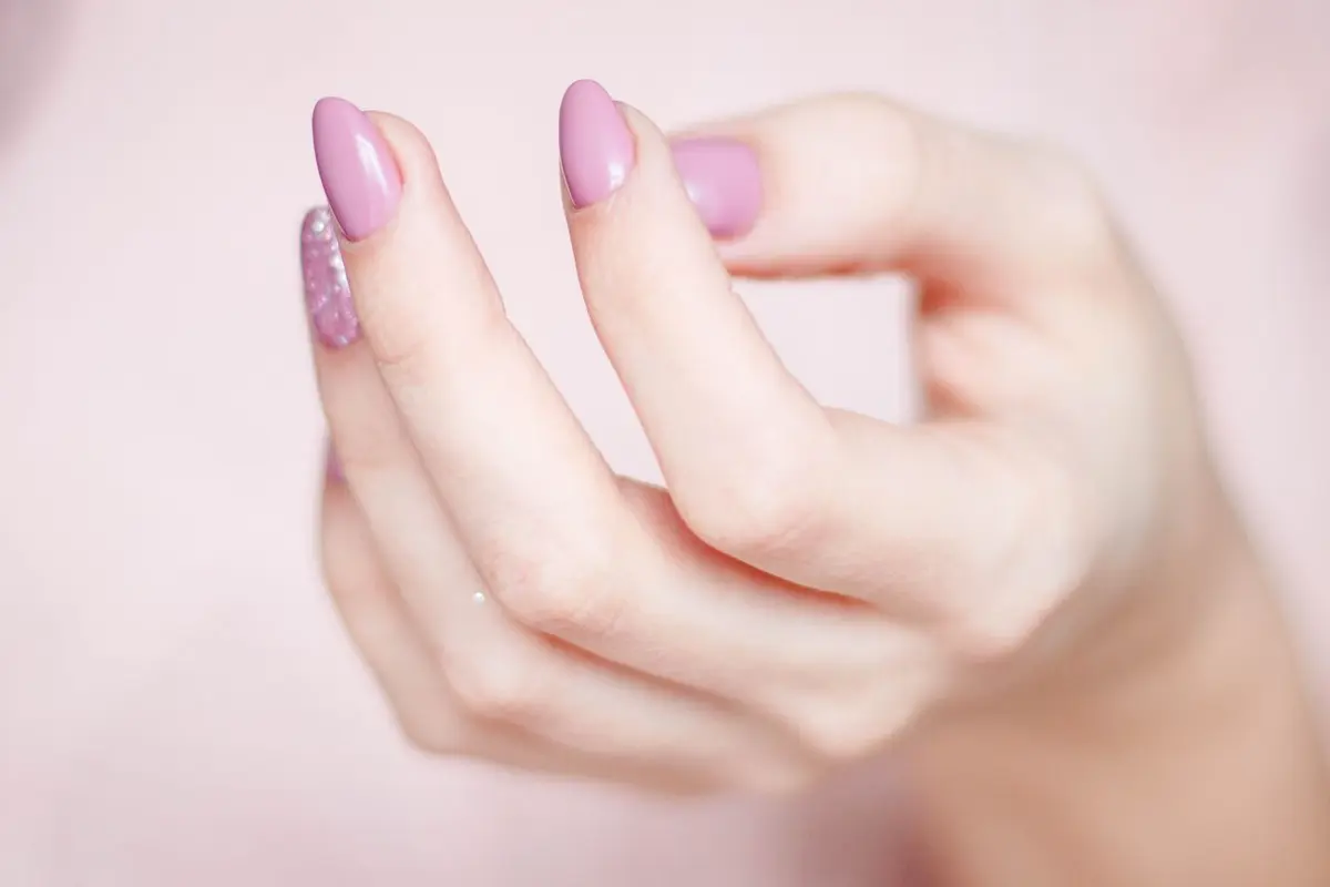 Manos con manicura semipermanente cuidada