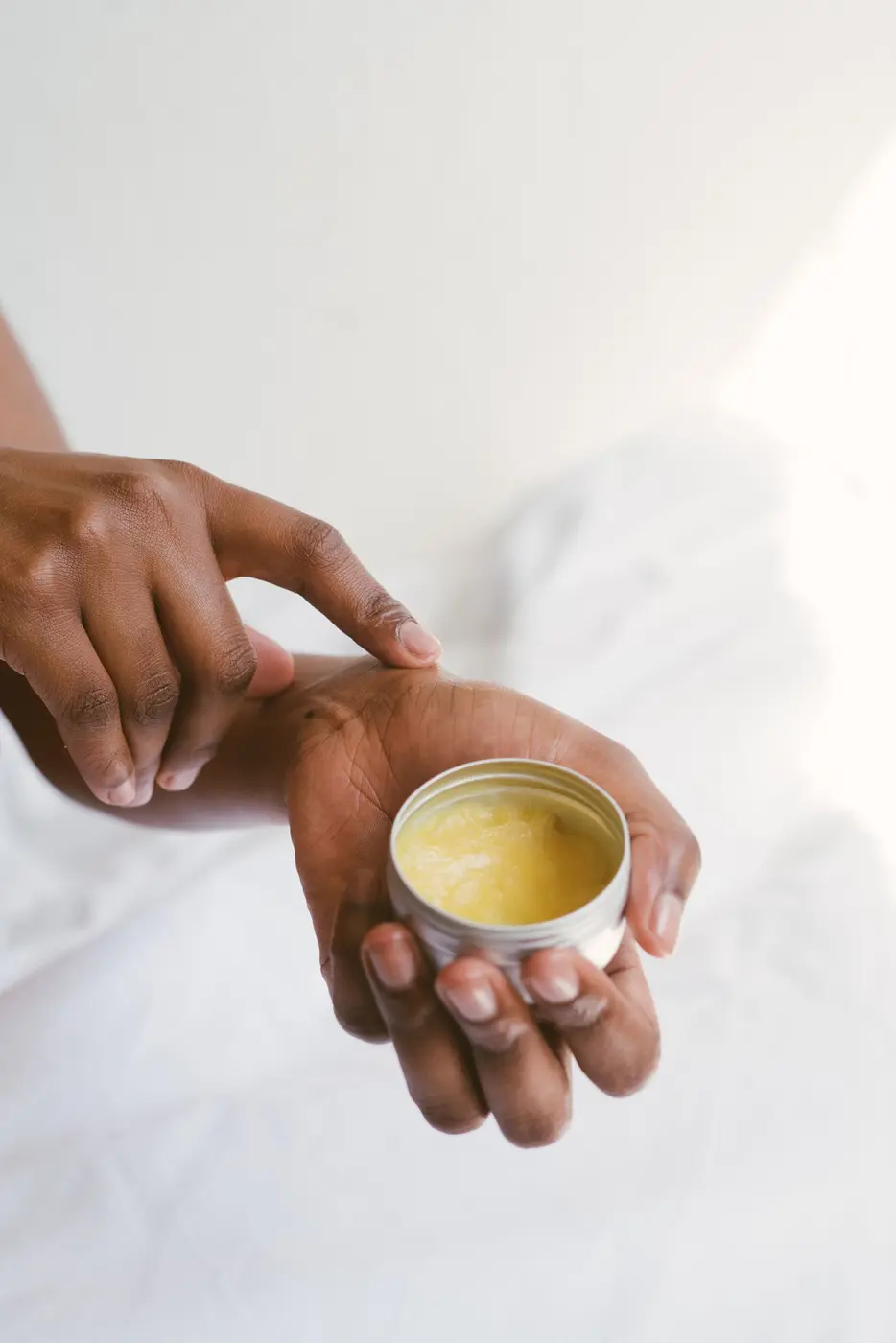 Aplicación de crema durante un cuidado corporal profesional