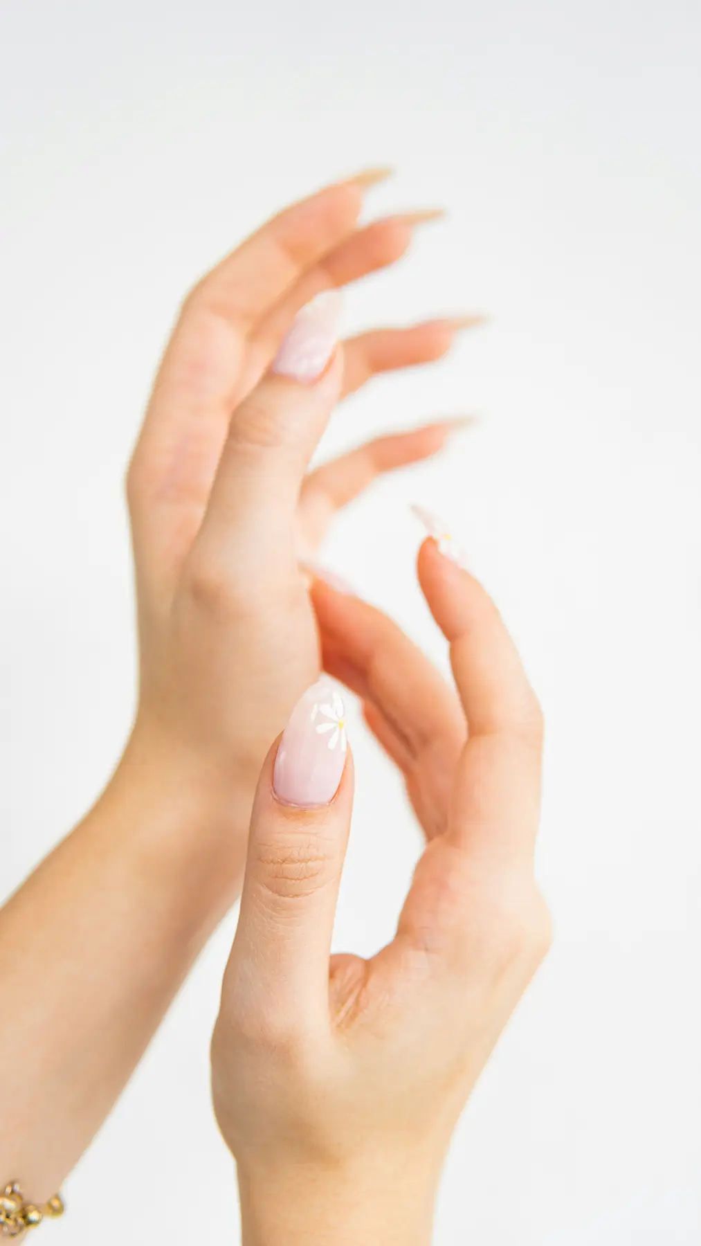 Manicura clara sobre uñas largas